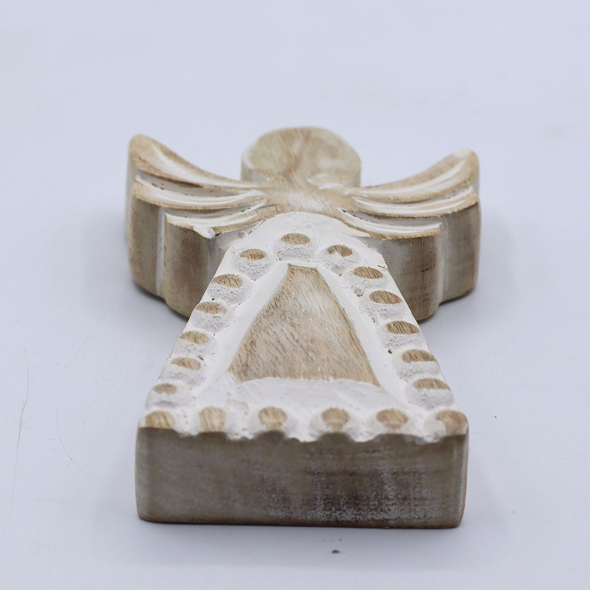 Ángel de madera de mango tallado a mano – acabado whitewash, figura de ángel con alas talladas y detalles de puntos, vista frontal