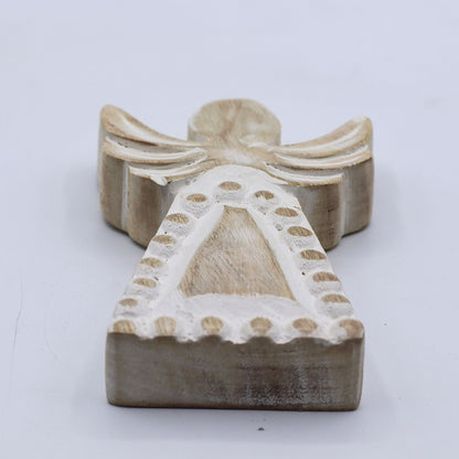 Ángel de madera de mango tallado a mano – acabado whitewash, figura de ángel con alas talladas y detalles de puntos, vista frontal