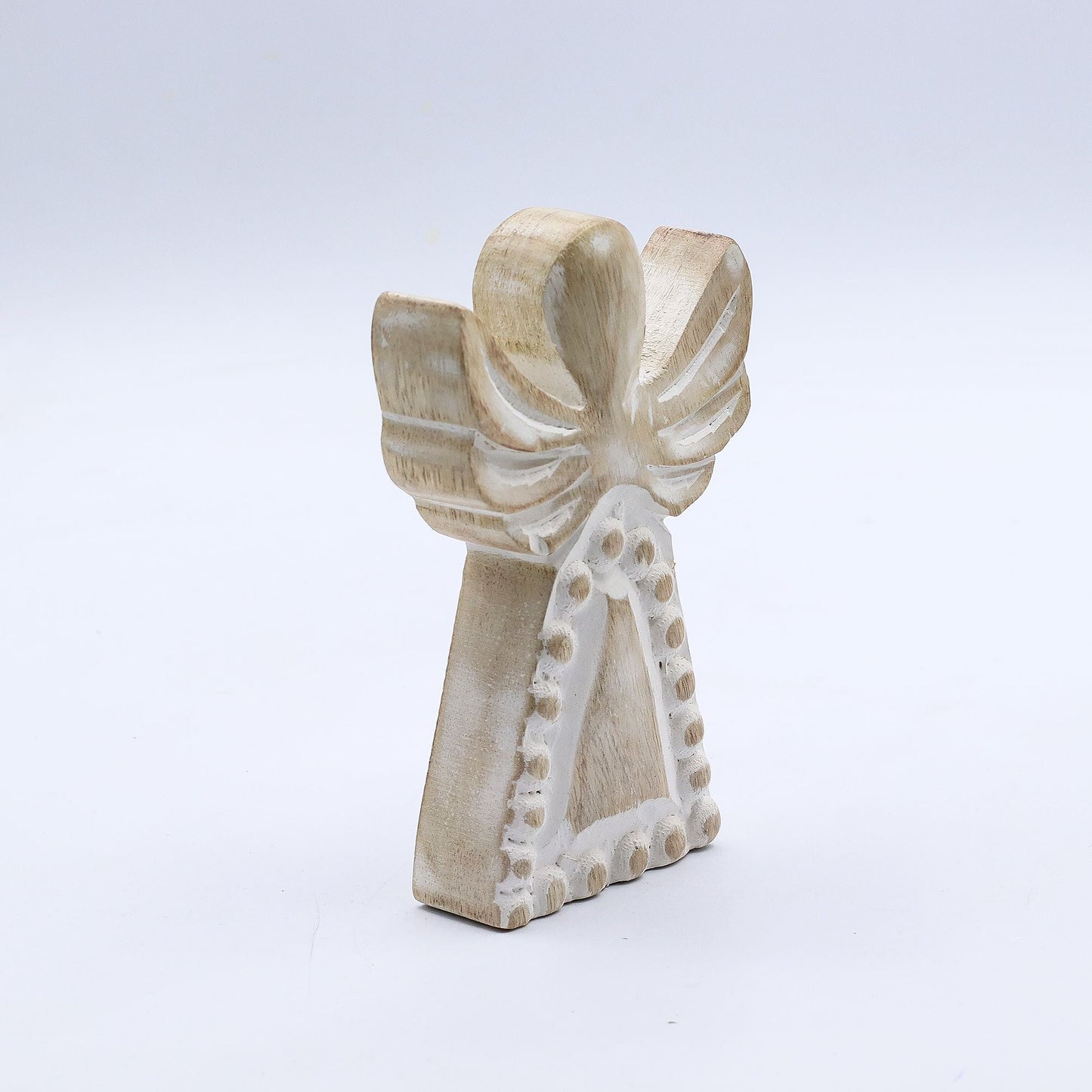 Ángel de madera de mango tallado a mano – acabado Whitewash, figura rústica de ángel de madera de mango con acabado blanco decapado, alas talladas y detalles de cuentas