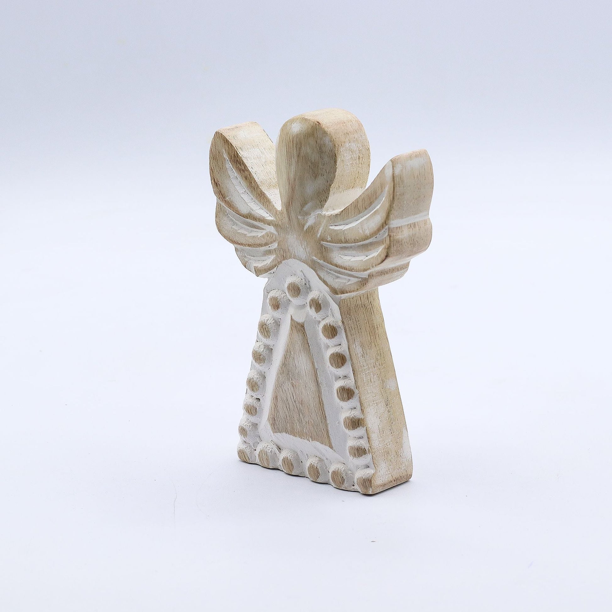 Alt Tag: Ángel de madera de mango tallado a mano – figura decorativa con acabado whitewash, alas talladas y detalle de puntos, madera de mango rústica con efecto whitewash