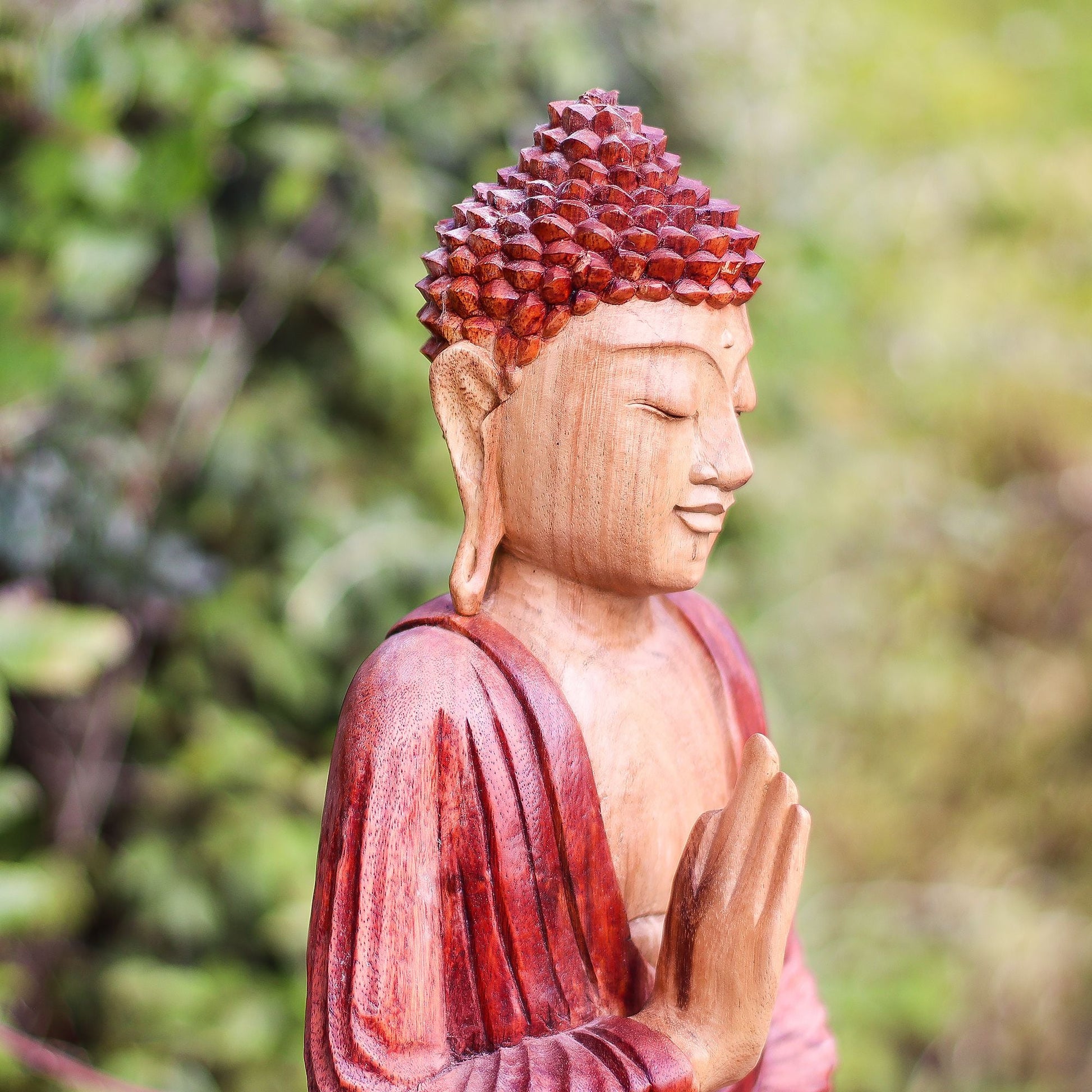 Handsnidad Buddha-staty – 30 CM förmedling av läran, Buddhafigur i trä med händerna i undervisningsmudra, sidovy
