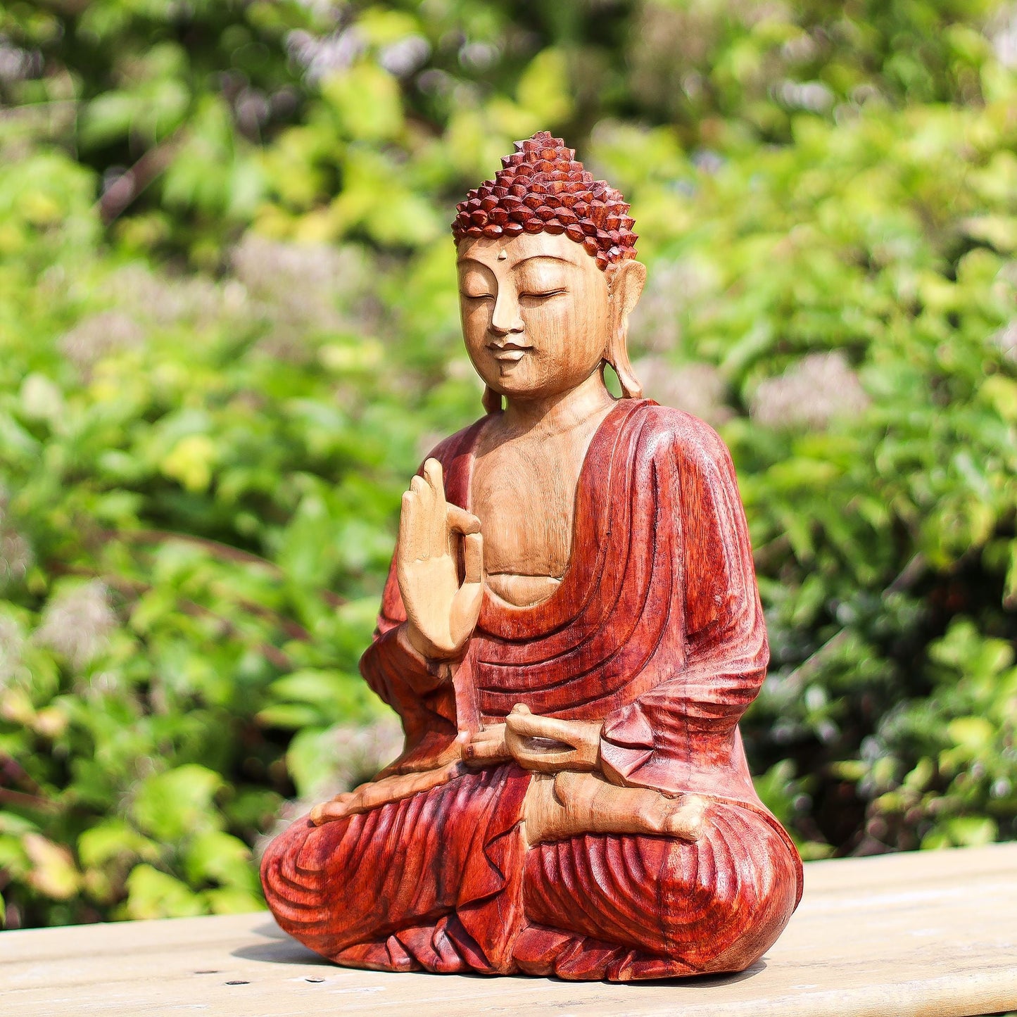 Handsnidad Buddhastaty – 30 CM Teaching Transmission i undervisningsmudra, sittande Buddhafigur i trä med röd dräkt utomhus