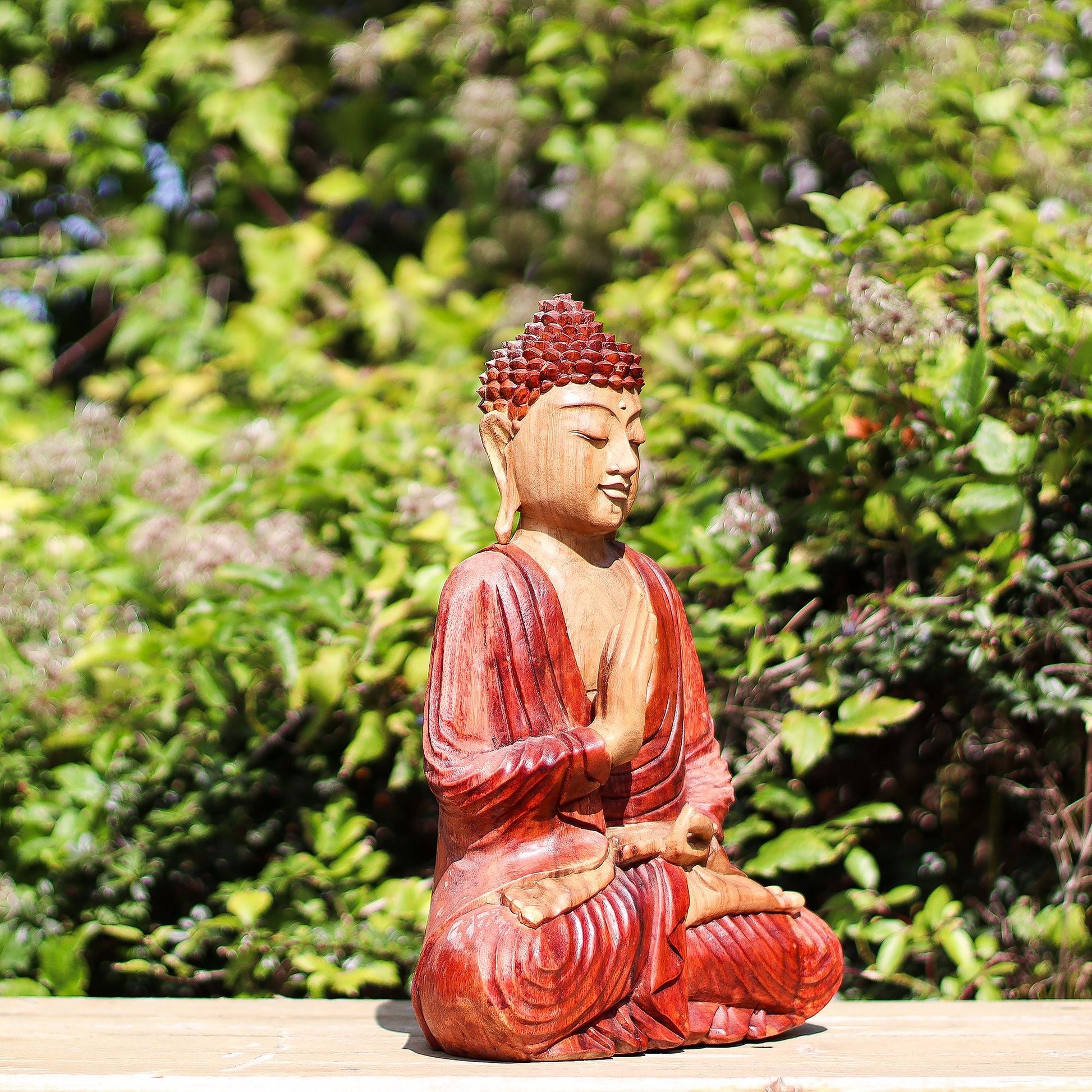 Alt-tag: Handskuren Buddhastaty – 30 CM Teaching Transmission, Buddha i trä i undervisningsmudra, sittande i röd dräkt utomhus