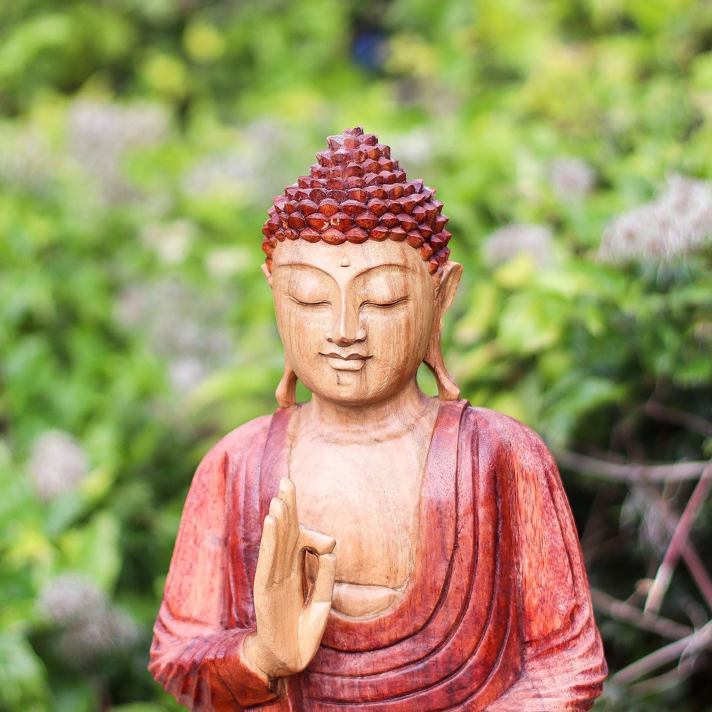 Handsnidad Buddha-staty – 30 CM Teaching Transmission, Buddha i trä i teaching mudra med fridfullt ansikte och röd dräkt