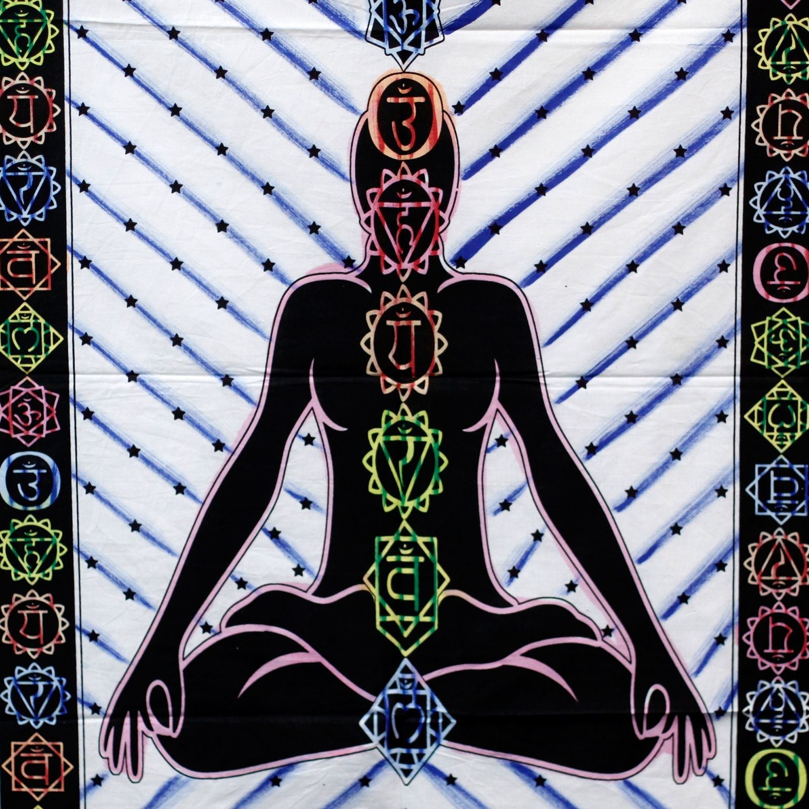 Handborstad väggkonst i bomull – Chakra Buddha-väggbonad med silhuett av en mediterande Buddha och sju chakrasymboler på handmålad bomull