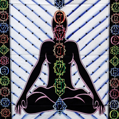 Handborstad väggkonst i bomull – Chakra Buddha-väggbonad med silhuett av en mediterande Buddha och sju chakrasymboler på handmålad bomull