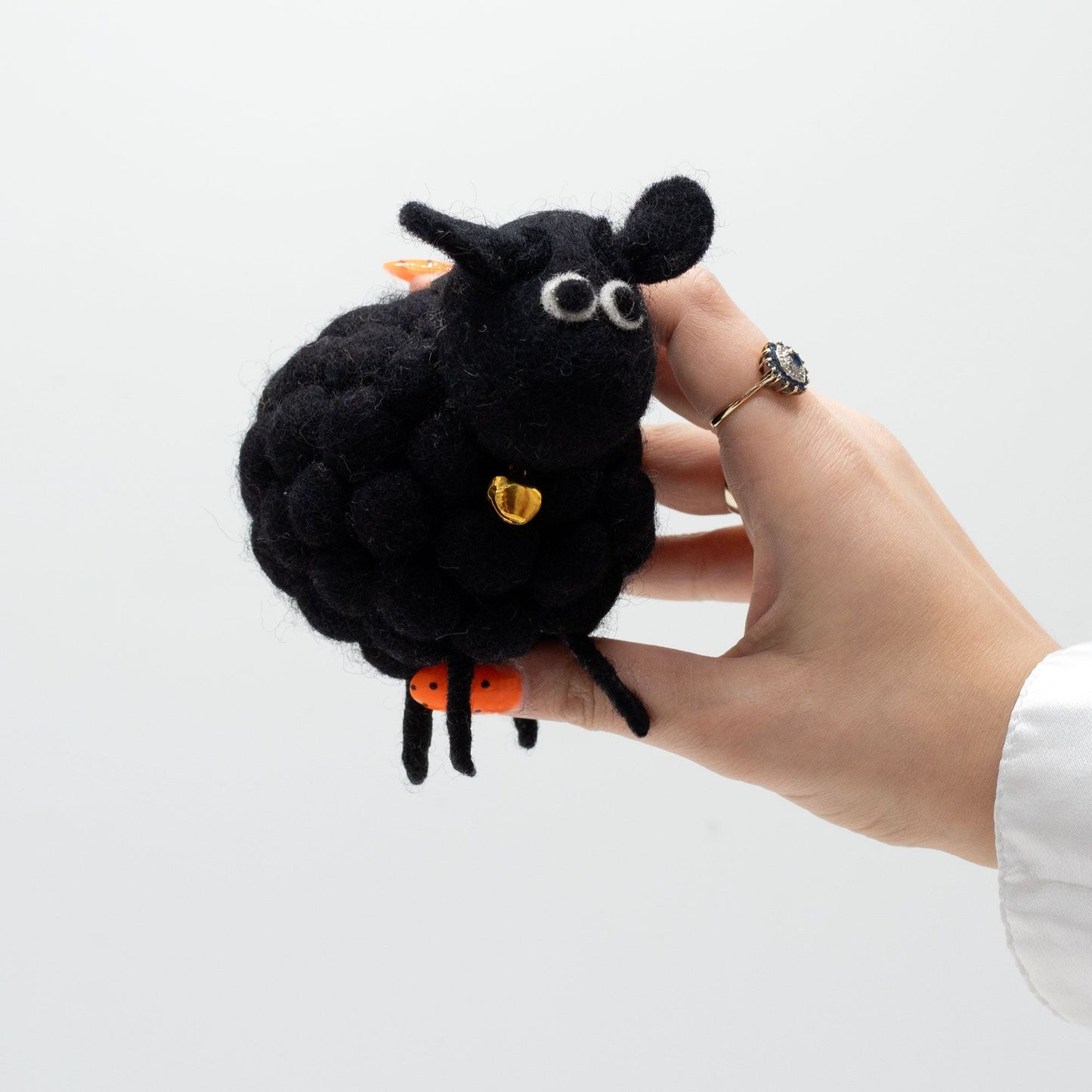 Handcrafted Felt Sheep – Black 12x8x10 CM, oveja de fieltro negra artesanal sostenida en la mano, decoración eco-friendly