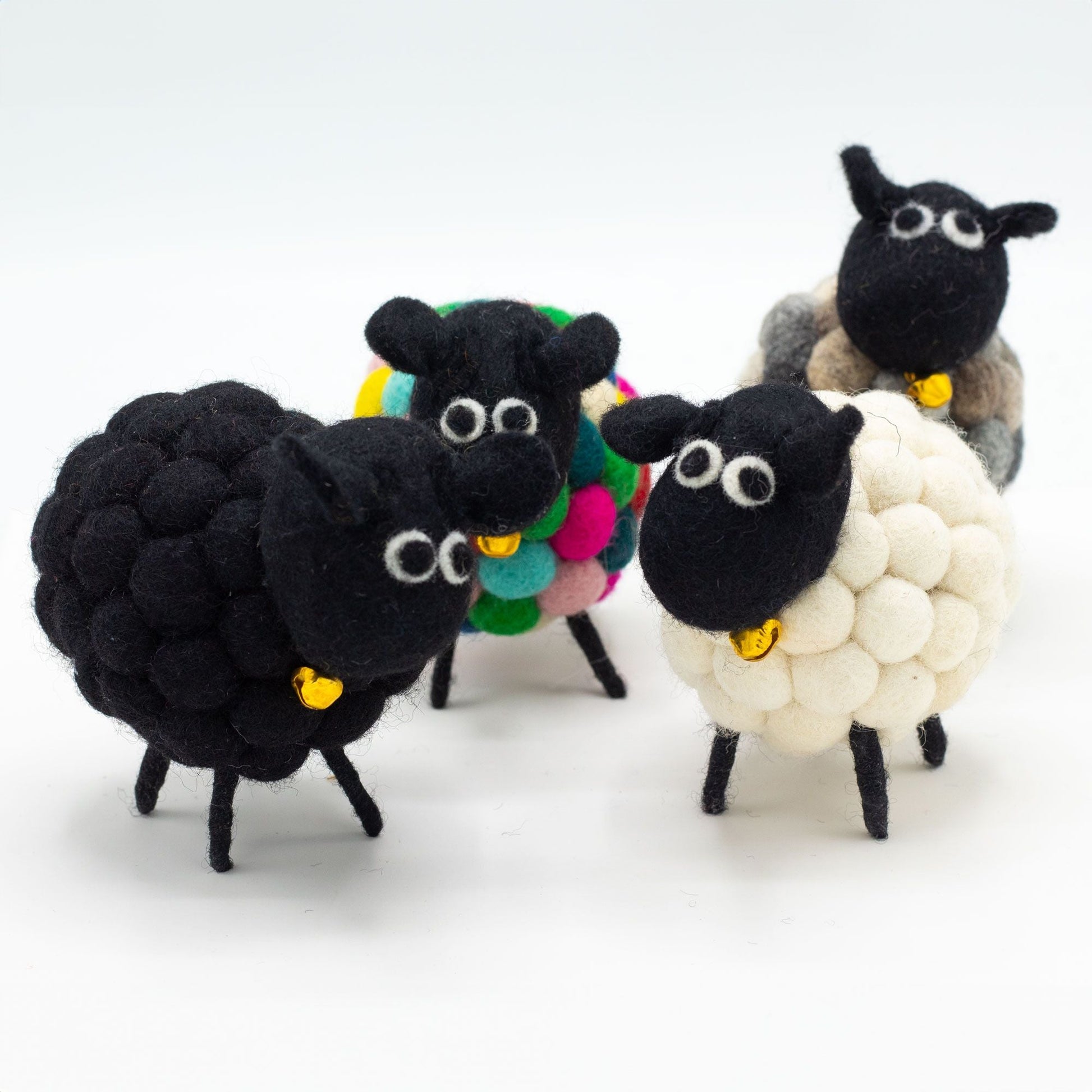 Handcrafted Felt Sheep – Black 12x8x10 CM, oveja decorativa de fieltro negro artesanal con patas de alambre y detalles en algodón y cáñamo