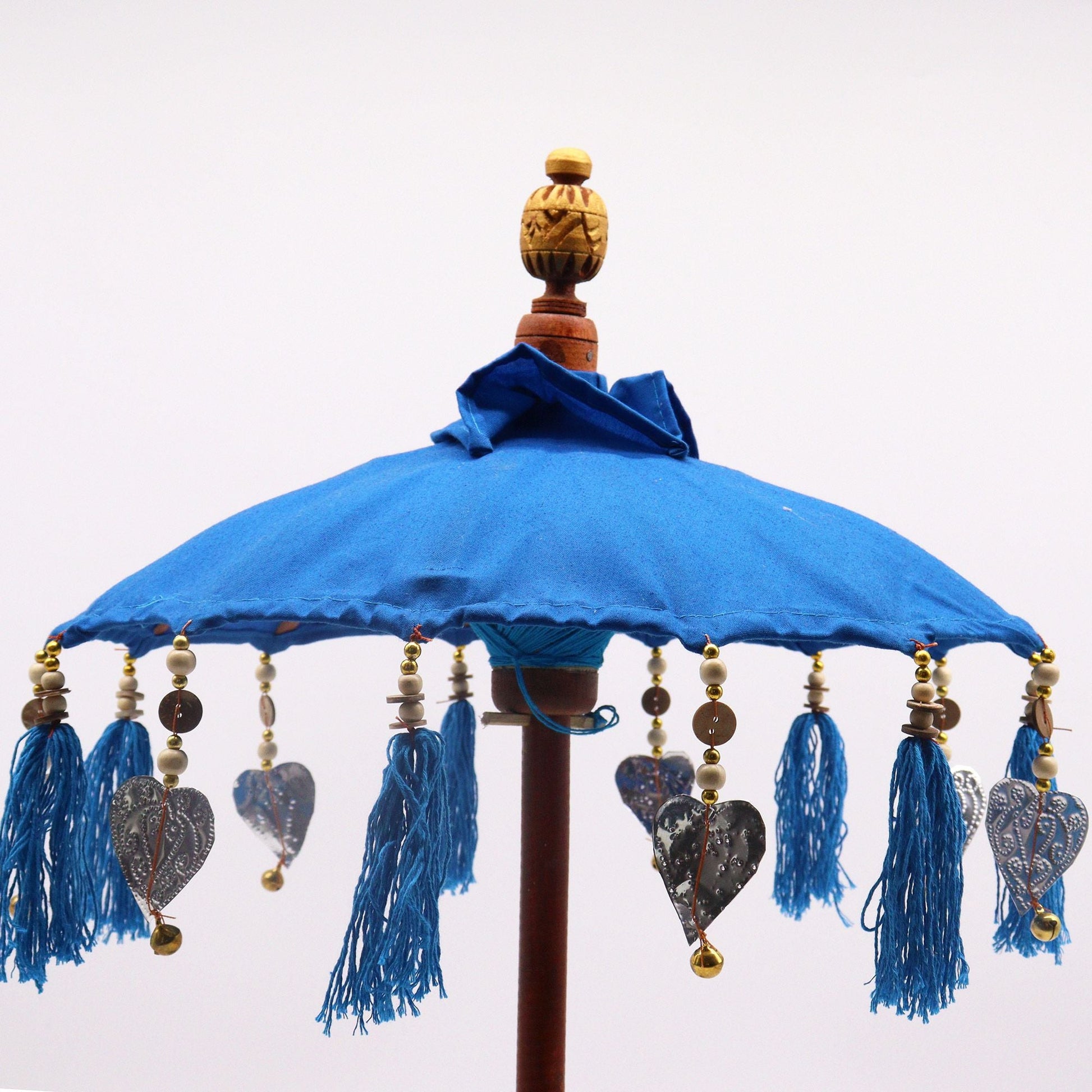 Handcrafted Cotton Parasol – Blue 40CM con borlas azules y colgantes decorativos, vista de detalle del borde y poste