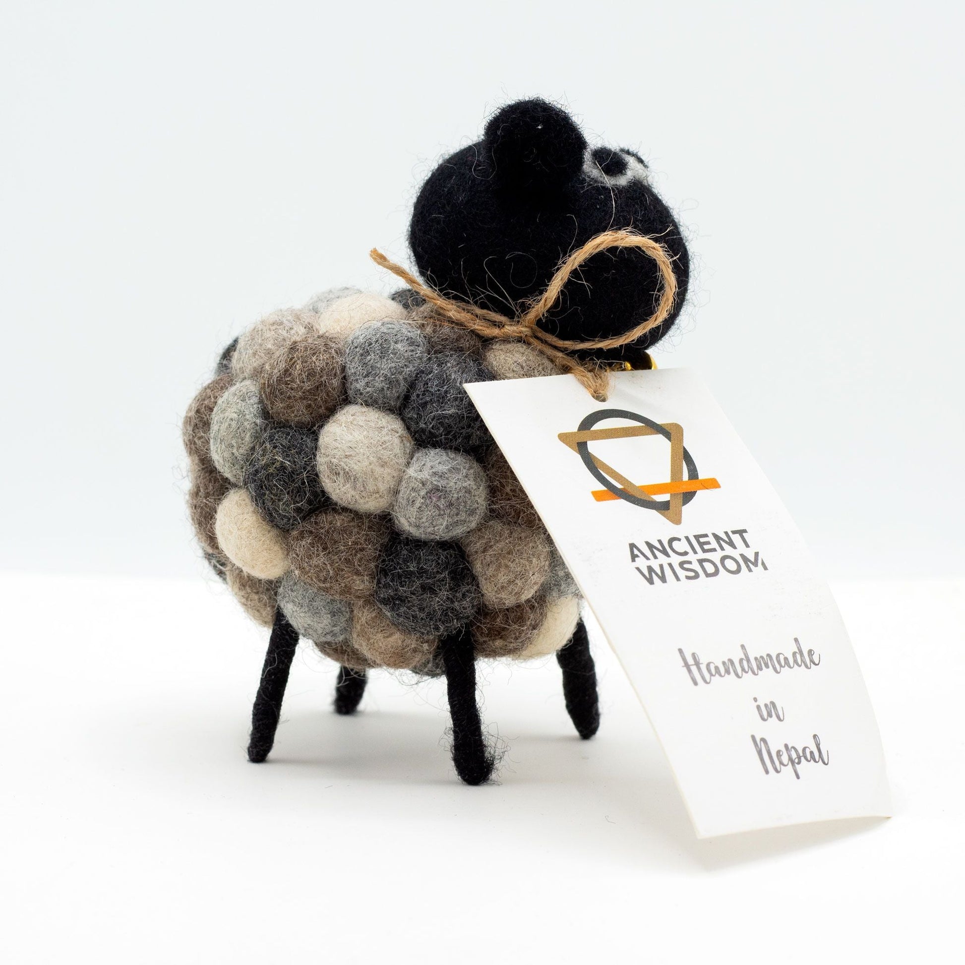 Alt Tag: Handcrafted Felt Sheep Figurine – Multi Greys, figura decorativa de oveja de fieltro multigris hecha a mano con etiqueta “Handmade in Nepal”