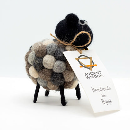 Alt Tag: Handcrafted Felt Sheep Figurine – Multi Greys, figura decorativa de oveja de fieltro multigris hecha a mano con etiqueta “Handmade in Nepal”