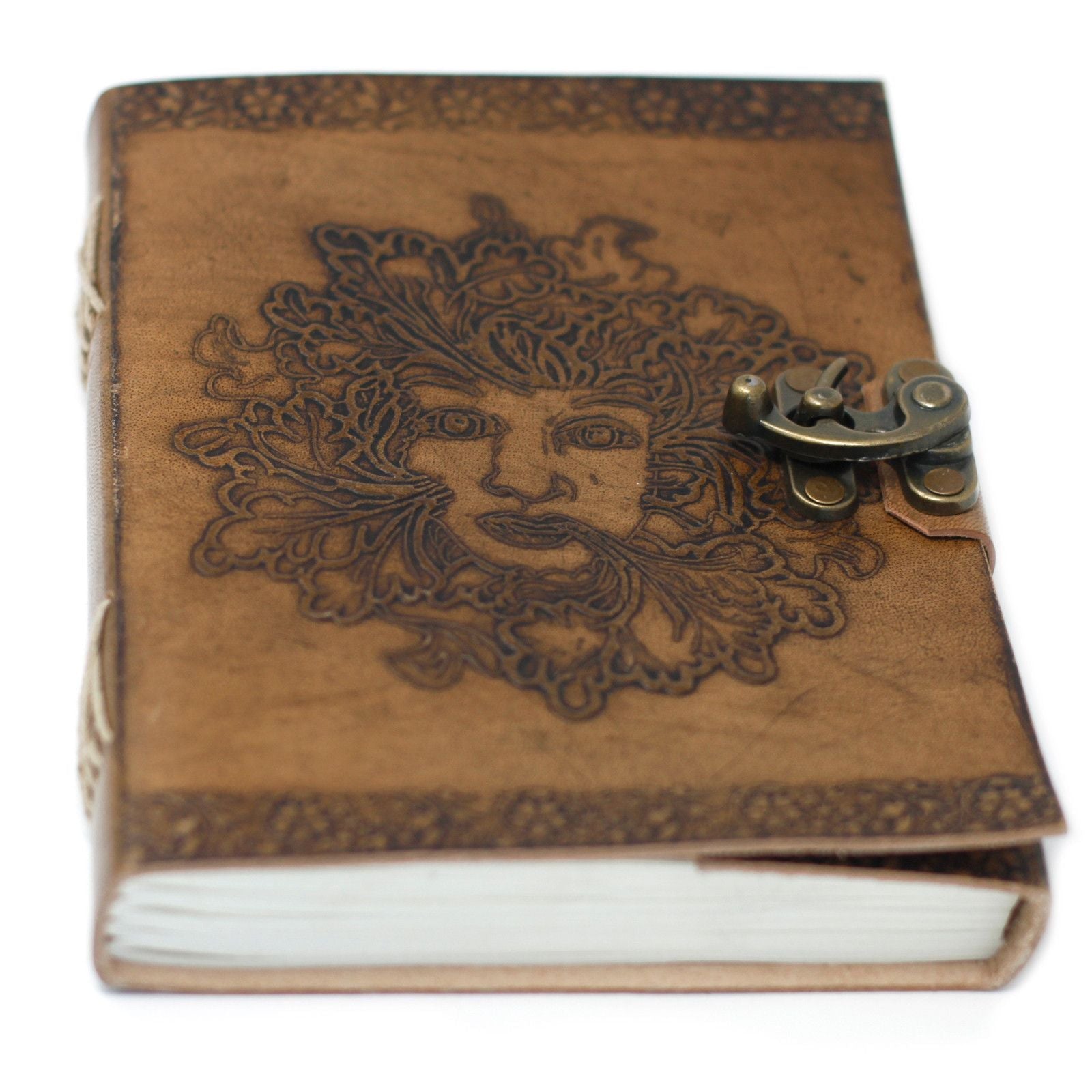 Alt Tag: Cuaderno artesanal de cuero Greenman – 200 páginas, 20x15 CM con portada Greenman repujada y cierre de broche metálico
