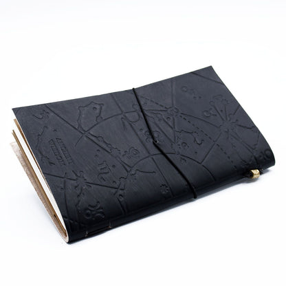 Alt Tag: Handcrafted Leather Journal – Black 80 Pages, cuaderno artesanal de cuero negro con relieve y cierre con cordón elástico, 80 páginas