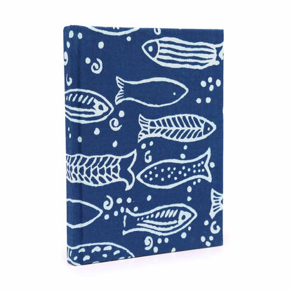 Handmade Cotton Notebook – 20x15 CM Indigo Fish, cuaderno artesanal de algodón con tapa azul índigo y estampado de peces