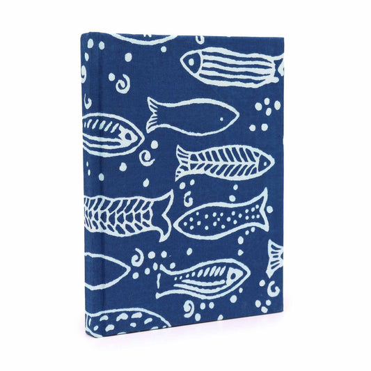 Handmade Cotton Notebook – 20x15 CM Indigo Fish, cuaderno artesanal de algodón con tapa azul índigo y estampado de peces