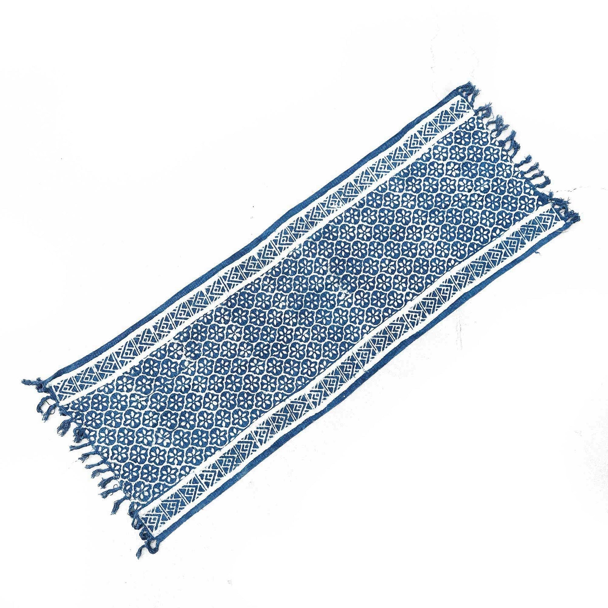 Handgjord Indigo Runner – 170 × 60 CM – Madjid Tiles, handvävd bomullslöpare med indigofärgat geometriskt kakelmönster och fransade ändar