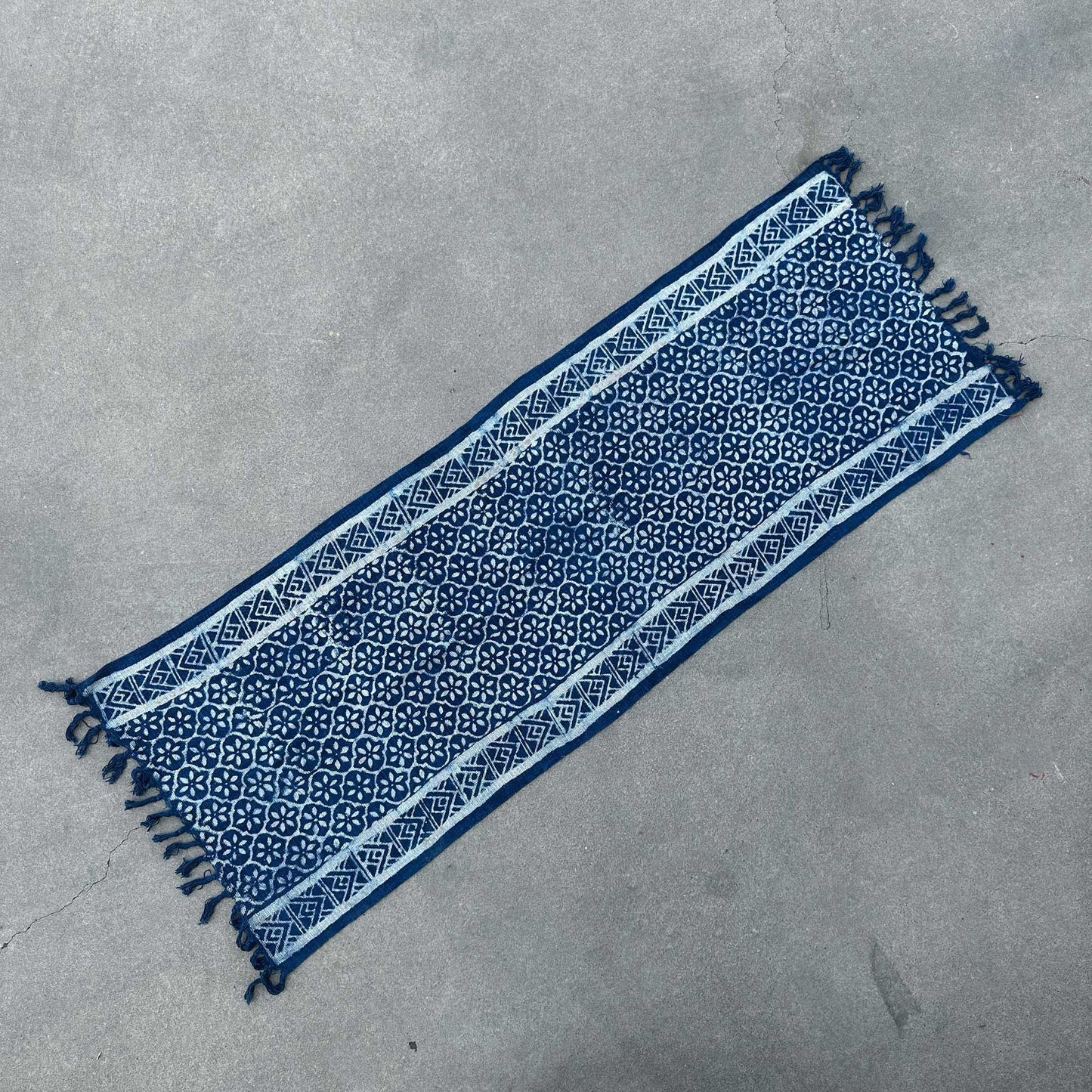 Handgjord indigo löpare – 170 × 60 CM – Madjid Tiles blått geometriskt kakelmönster löparmatta i bomull med tofsar
