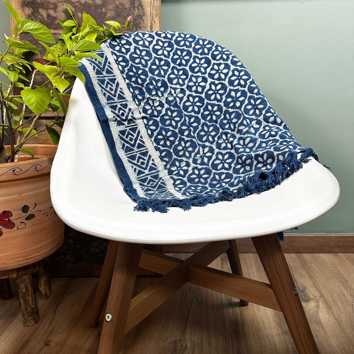Alt-tagg: Handgjord indigo löpare – 170 × 60 CM – Madjid Tiles indigo handvävd bomullslöpare med geometriskt kakelmönster och fransade kanter