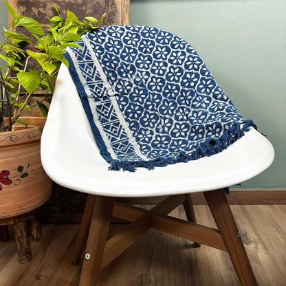 Alt-tagg: Handgjord indigo löpare – 170 × 60 CM – Madjid Tiles indigo handvävd bomullslöpare med geometriskt kakelmönster och fransade kanter