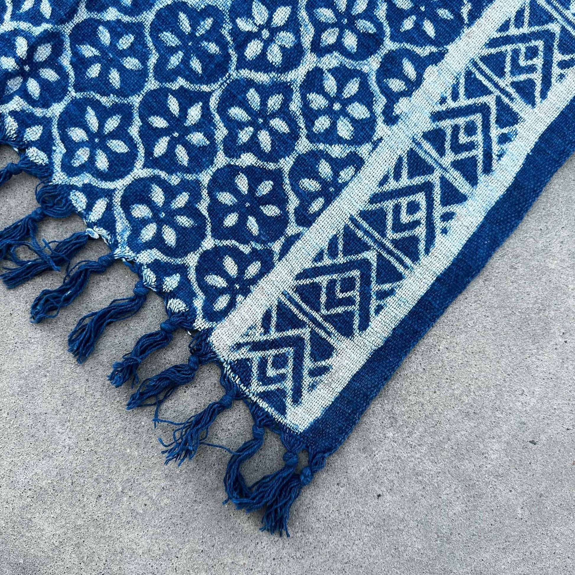 Handgjord indigo löpare – 170 × 60 CM – Madjid Tiles, handvävd bomullslöpare med indigoblått geometriskt kakelmönster och tofsar