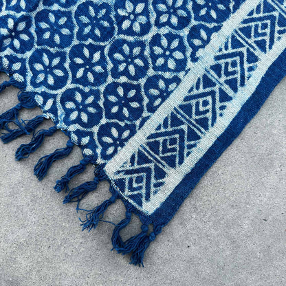 Handgjord indigo löpare – 170 × 60 CM – Madjid Tiles, handvävd bomullslöpare med indigoblått geometriskt kakelmönster och tofsar