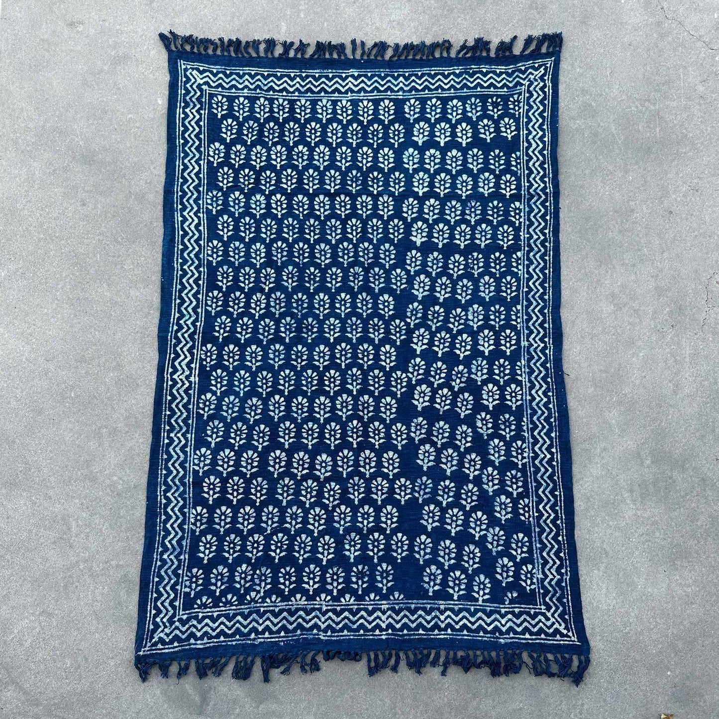 Alt Tag: Manta Indigo hecha a mano – 170 × 120 CM – Manta de algodón tejida a mano Chhota Flower con patrón floral teñido en índigo y flecos
