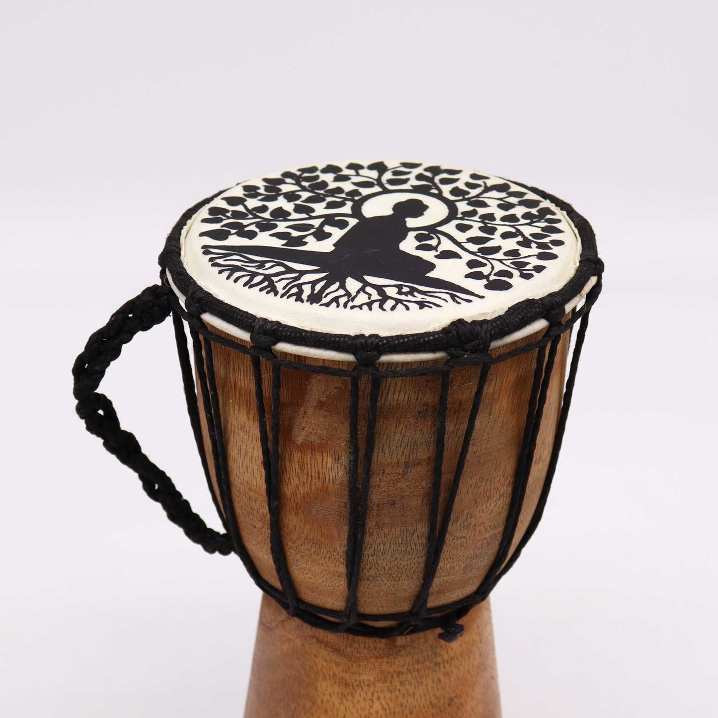 Alt Tag: Handmade Wide Top Djembe Drum – 25 CM con parche de piel de cabra y cuerda tensada, diseño árbol de la vida, acabado madera