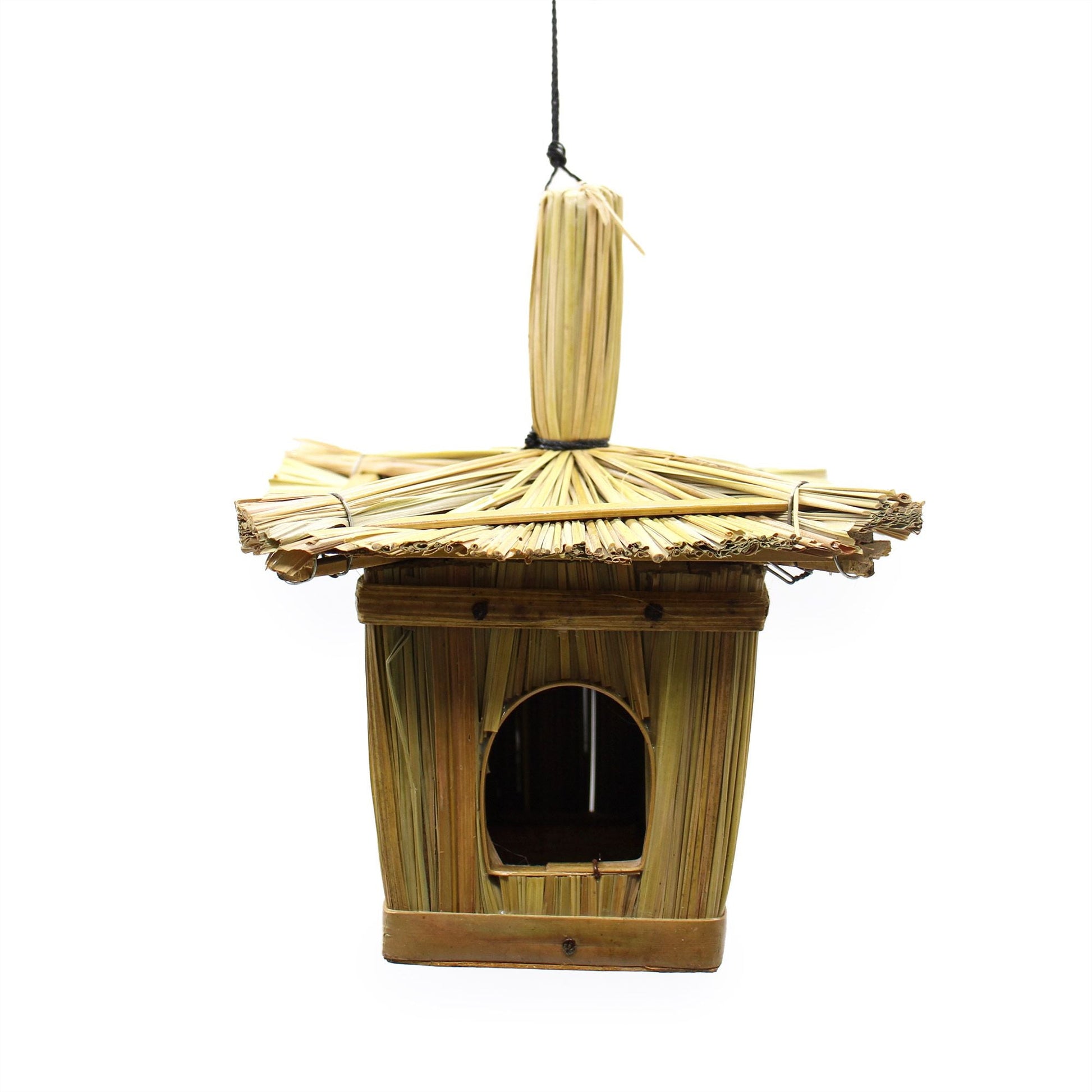 Alt Tag: Handwoven Seagrass Bird Box – 18x13 CM hanging birdhouse with round entrance, woven seagrass and bamboo design