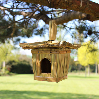 Handwoven Seagrass Bird Box – 18x13 CM colgando de una rama, casita para pájaros de seagrass y bambú en jardín