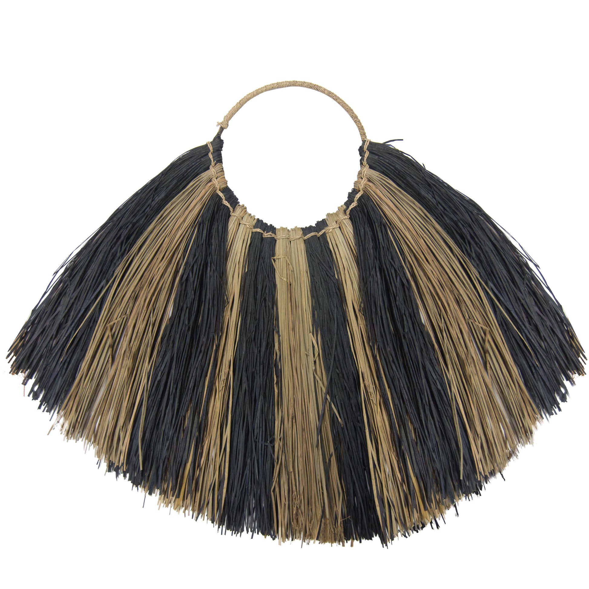 Alt Tag: Handwoven Seagrass Fan Wall Art – 66x23 CM, abanico decorativo de pared de seagrass tejido a mano con patrón cebra en negro y natural