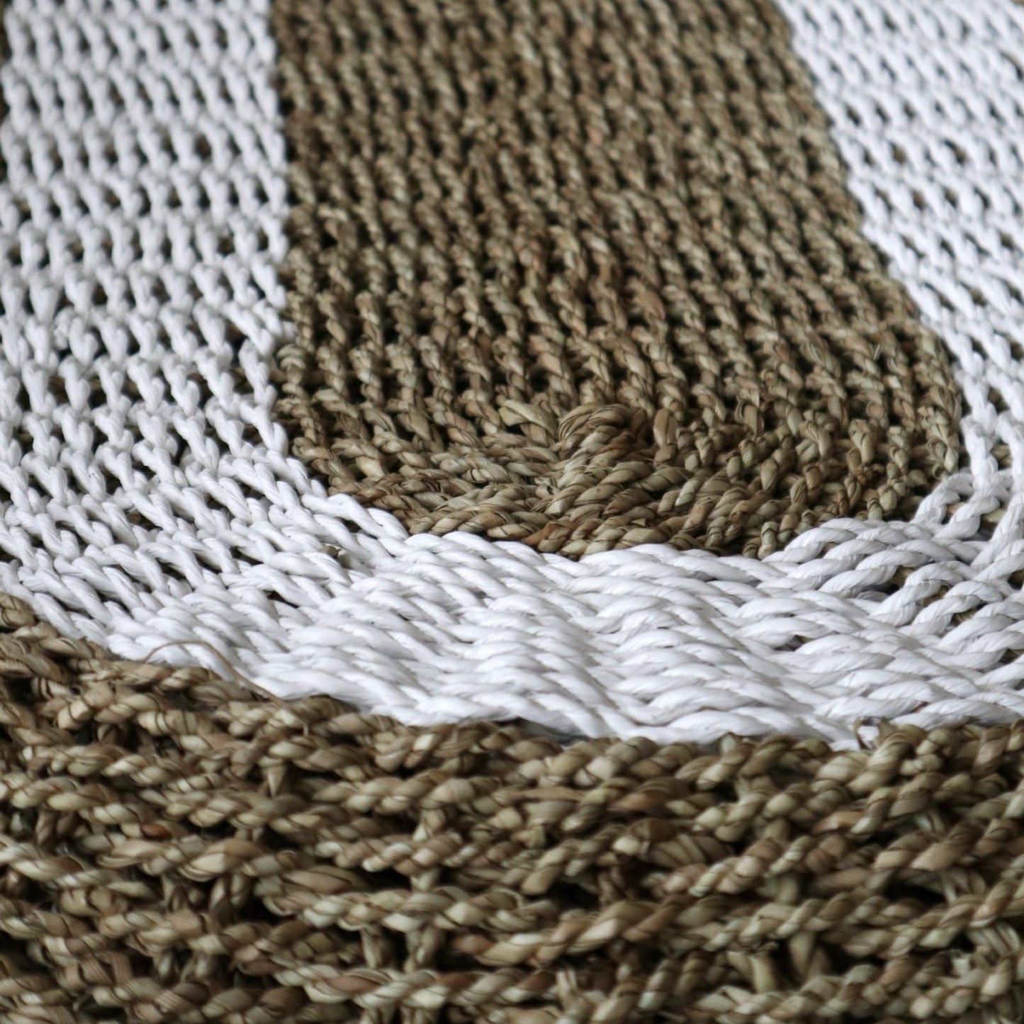 Handvävd sjögräsmatta – vit & tan klassisk 60x120 CM närbild av vävd sjögrässtruktur med vitt och tanfärgat mönster