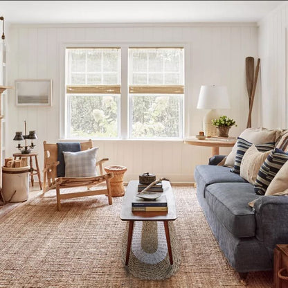 Handvävd sjögräsmatta – vit & tan klassisk 60x120 CM i ett ljust vardagsrum med soffa, soffbord och naturlig vävd struktur