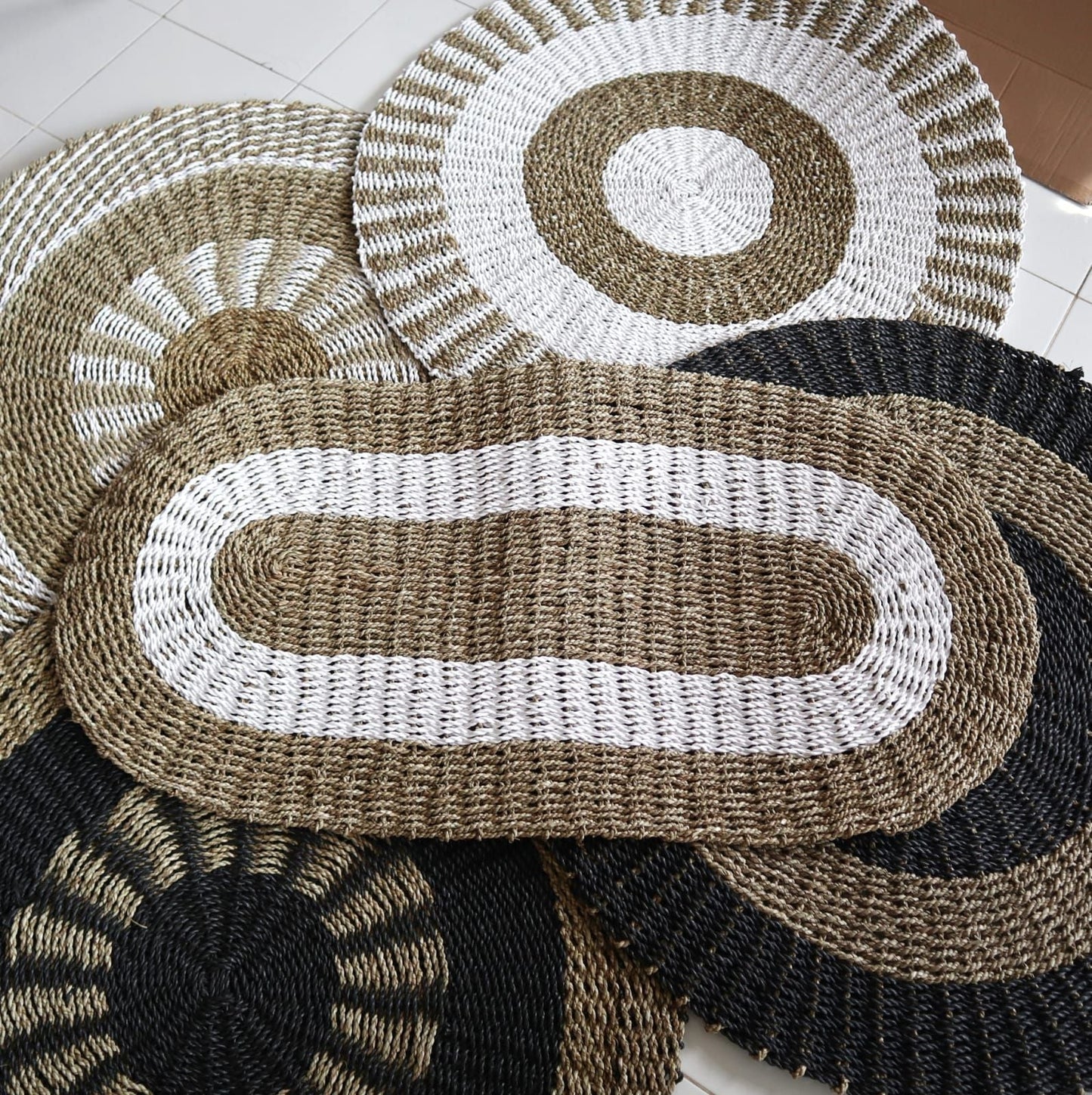 Alt-tag: Handvävd sjögräsmatta – vit & beige Classic 60x120 CM, handvävd oval sjögräsmatta i vit och beige med klassiskt mönster