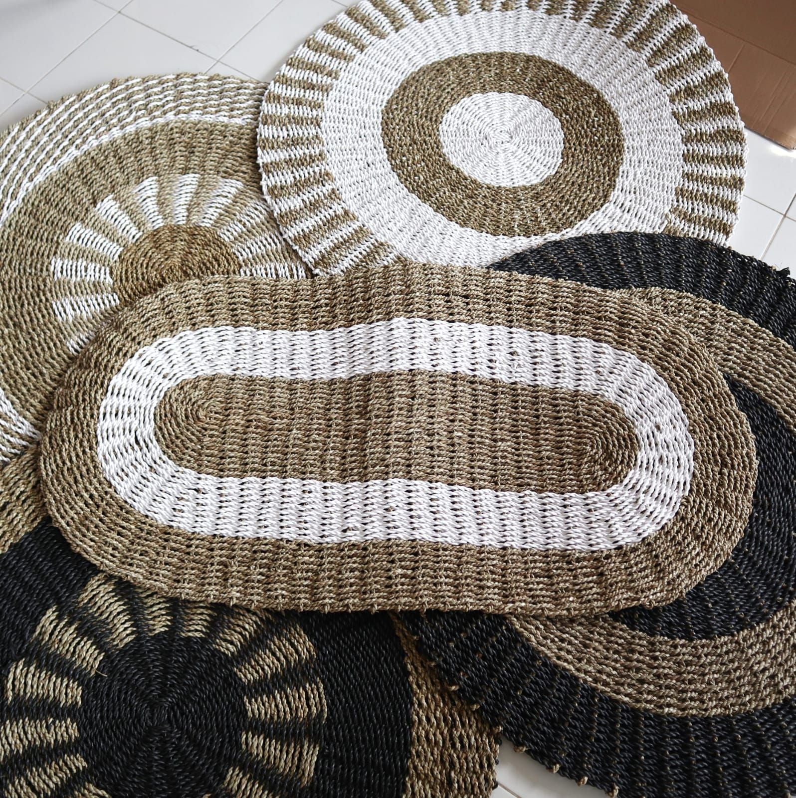 Alt-tag: Handvävd sjögräsmatta – vit & beige Classic 60x120 CM, handvävd oval sjögräsmatta i vit och beige med klassiskt mönster