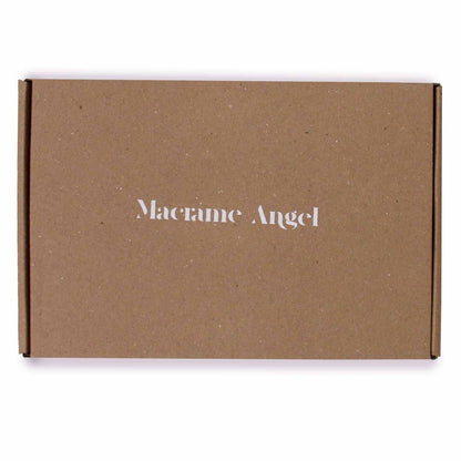 Alt-Tag: Harmony Makramee-Engel – Verpackungsbox aus Baumwolle 22x14 CM mit „Macrame Angel“-Text auf Kraftkarton