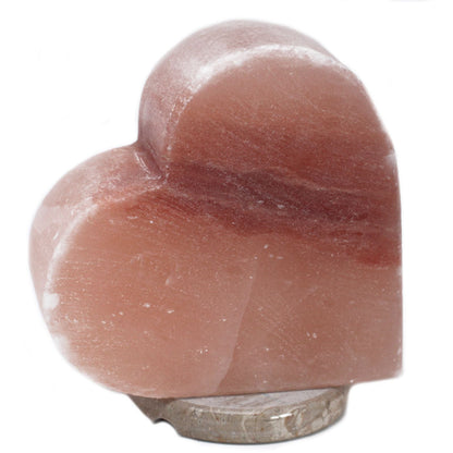 Alt Tag: Hjärtformad himalayasaltlampa – handskuret rosa saltkristallhjärta med slät finish, produktfoto i närbild