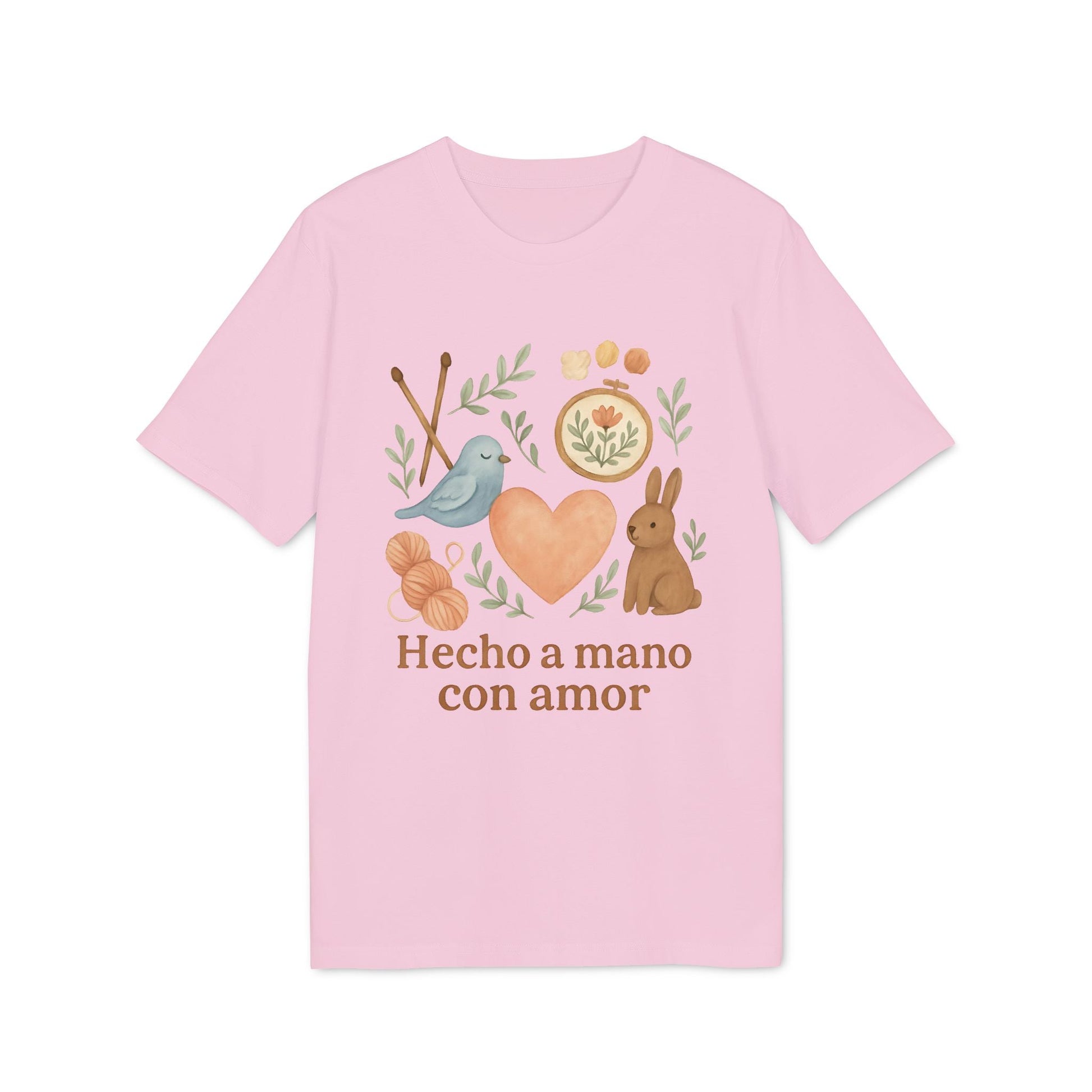Alt Tag: Hecho A Mano Amor Orgánica Waldorf 100% Organic Cotton T-Shirt rosa con ilustración de corazón, pájaro y conejo "Hecho a mano con amor"