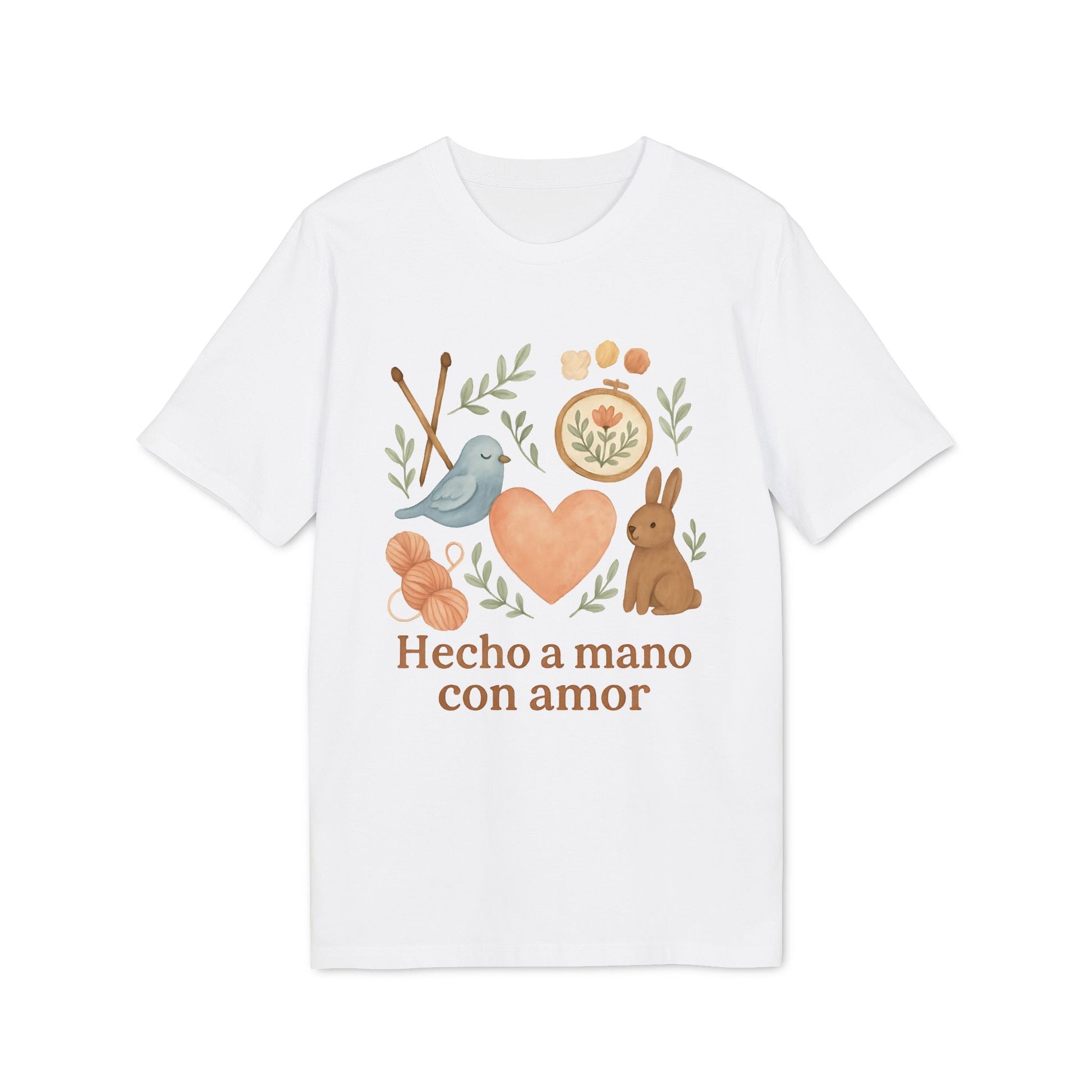Alt Tag: Hecho A Mano Amor Orgánica Waldorf 100% Organic Cotton T-Shirt blanca con ilustración de corazón, conejo, pájaro y texto “Hecho a mano con amor”