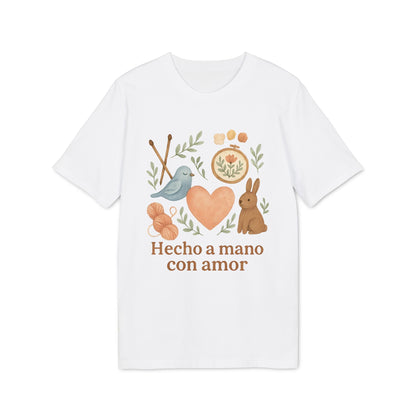 Alt Tag: Hecho A Mano Amor Orgánica Waldorf 100% Organic Cotton T-Shirt blanca con ilustración de corazón, conejo, pájaro y texto “Hecho a mano con amor”