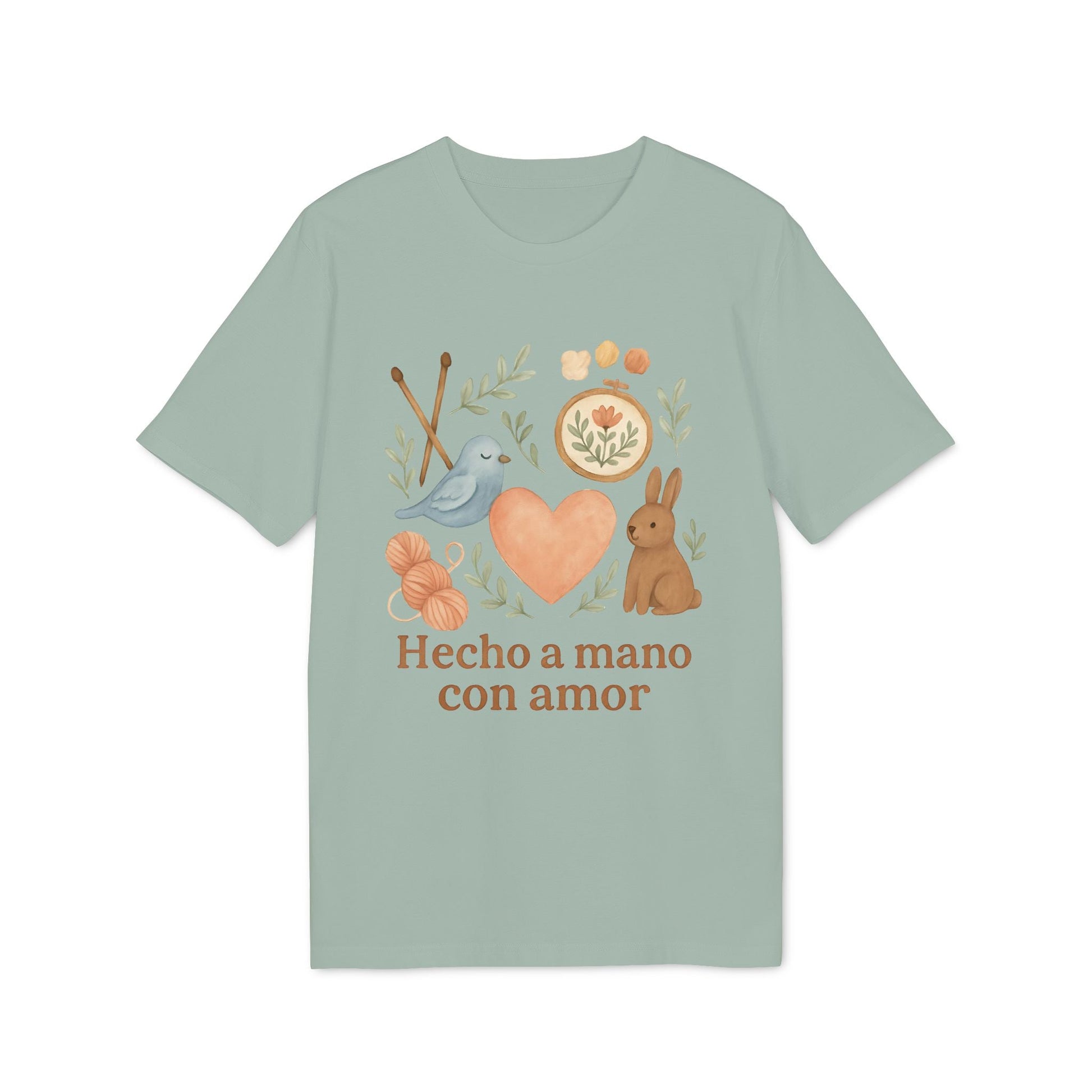Hecho A Mano Amor Orgánica Waldorf 100% Organic Cotton T-Shirt verde salvia con ilustración de corazón, pájaro, conejo y texto “Hecho a mano con amor”