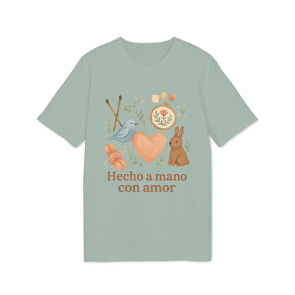 Hecho A Mano Amor Orgánica Waldorf 100% Organic Cotton T-Shirt verde salvia con ilustración de corazón, pájaro, conejo y texto “Hecho a mano con amor”