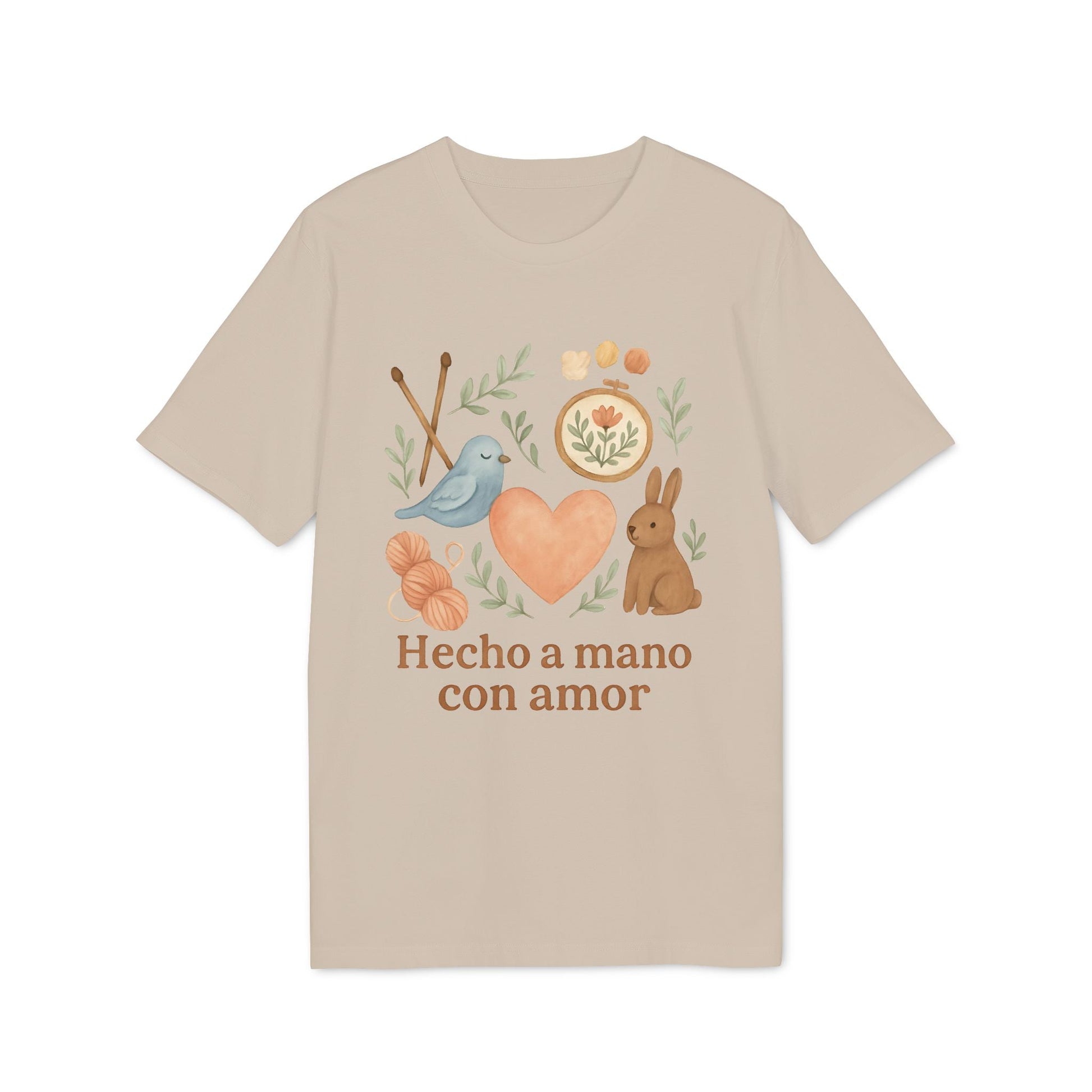 Hecho A Mano Amor Orgánica Waldorf 100% Organic Cotton T-Shirt beige con estampado “Hecho a mano con amor”, corazón, pájaro y conejo