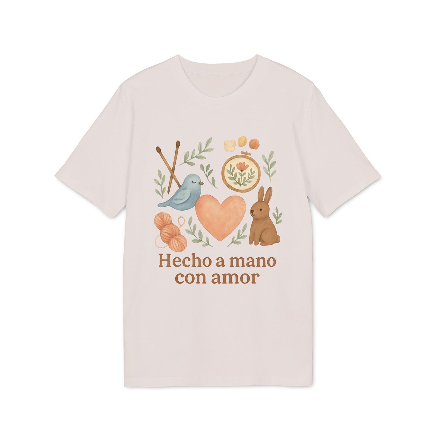 Hecho A Mano Amor Orgánica Waldorf 100% Organic Cotton T-Shirt beige con diseño corazón, conejo y texto “Hecho a mano con amor”