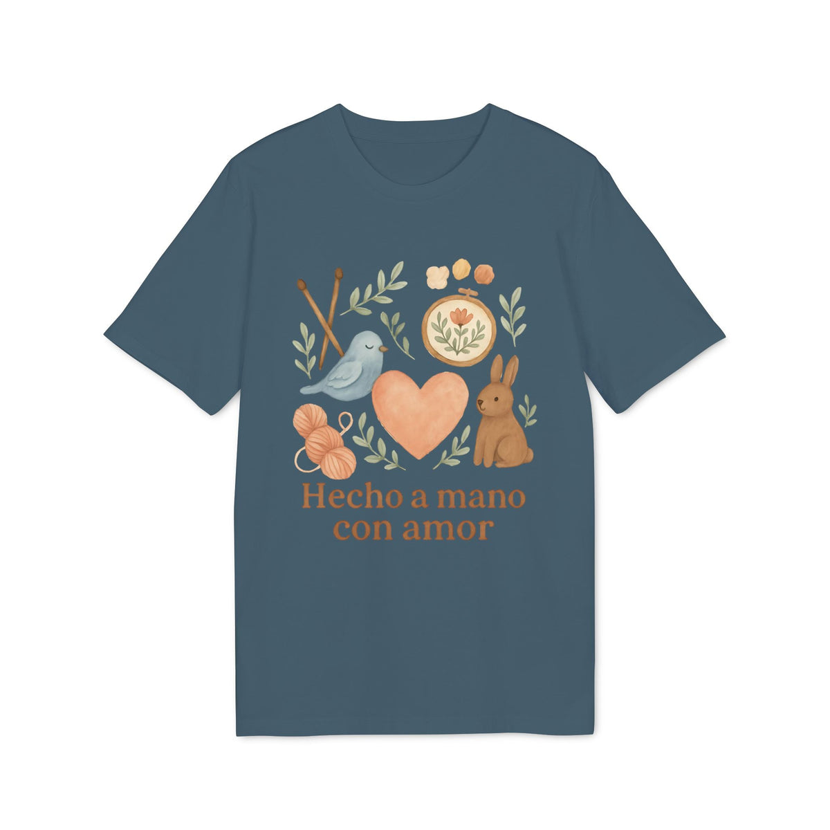 Alt Tag: Hecho A Mano Amor Orgánica Waldorf 100% Organic Cotton T-Shirt azul con ilustración de corazón, ave, conejo y texto “Hecho a mano con amor”