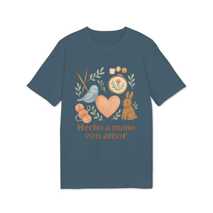 Alt Tag: Hecho A Mano Amor Orgánica Waldorf 100% Organic Cotton T-Shirt azul con ilustración de corazón, ave, conejo y texto “Hecho a mano con amor”