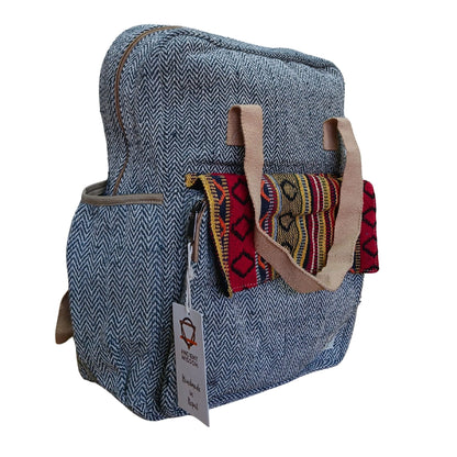 Hemp & Cotton Adventure Backpack – Annapurna Design, mochila azul de lona de cáñamo y algodón con detalle textil frontal y bolsillo lateral