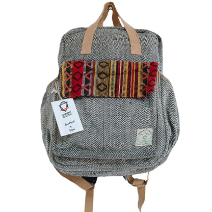 Hemp & Cotton Adventure Backpack – Annapurna Design mochila artesanal de cáñamo y algodón con bolsillo frontal y detalle tejido multicolor