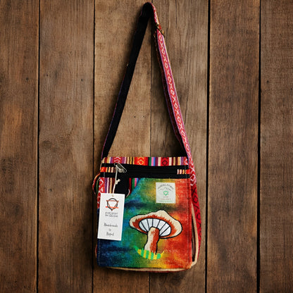 Broderad festväska i hampa och bomull – Orange Mushrooms crossbody-väska med broderi av orange svampar, fickor med dragkedja och mönstrad axelrem