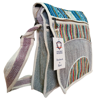 Alt Tag: Laptop-messengerbag i hampa & bomull – Curves Edition med välvd frontpanel, klaffstängning, vävd hamp-bomullscanvas och justerbar rem