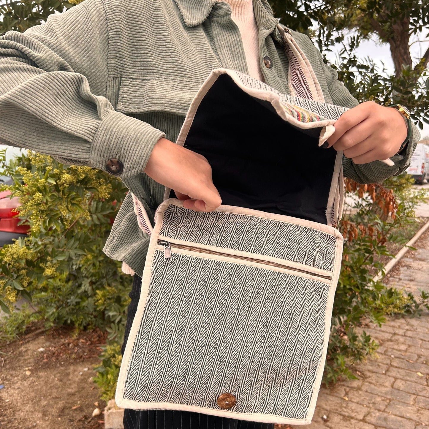 Laptop-messengerbag i hampa & bomull – Curves Edition med öppet lock som visar vadderat laptopfack och främre ficka med dragkedja i hamp- och bomullscanvas